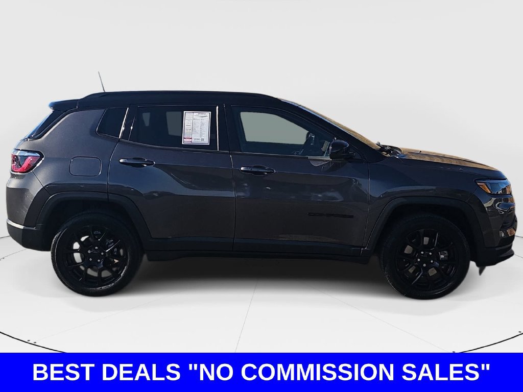 Used 2023 Jeep Compass Latitude w/ Sun and Sound Group AWD/4WD image 2