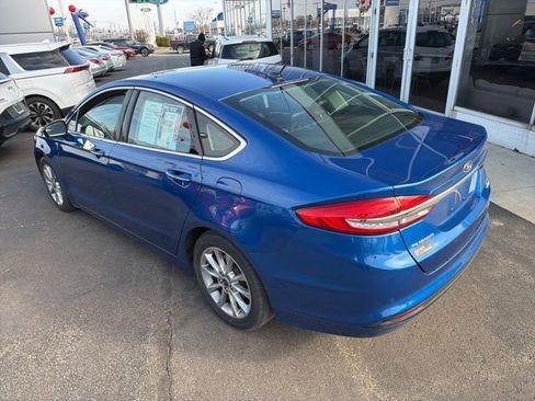 Used 2017 Ford Fusion SE w/ Fusion SE Technology Package image 5