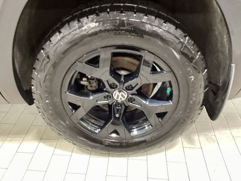 Used 2025 Volkswagen Atlas Peak Edition SE AWD/4WD image 7