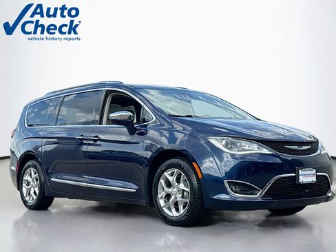 Used 2017 Chrysler Pacifica Limited w/ UConnect Theater Package FWD image 1