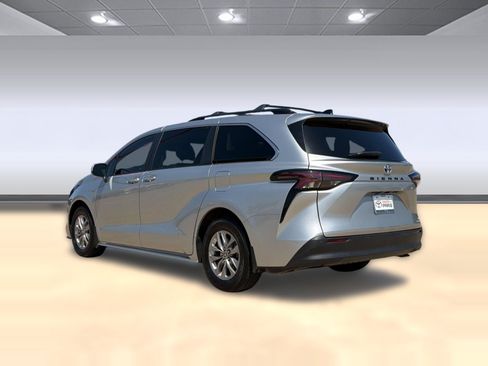 Used 2024 Toyota Sienna XLE FWD image 3