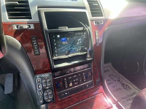 Used 2010 Cadillac Escalade Premium image 22