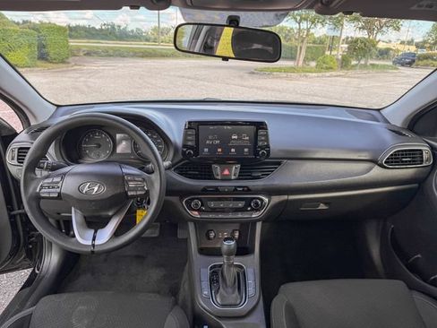 Used 2018 Hyundai Elantra GT FWD image 13