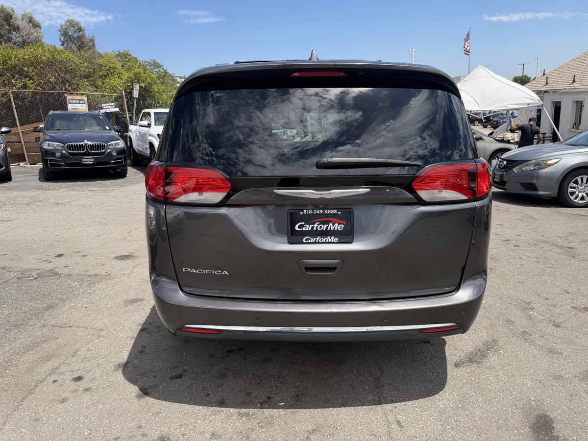 Used 2017 Chrysler Pacifica Touring-L w/ Tire & Wheel Group FWD image 5