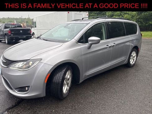 Used 2017 Chrysler Pacifica Touring-L w/ Tire & Wheel Group FWD image 1