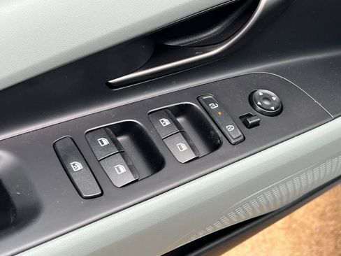 New 2025 Hyundai Elantra Limited image 12