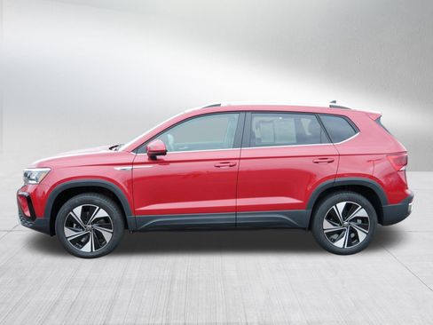 Certified 2024 Volkswagen Taos SE image 4