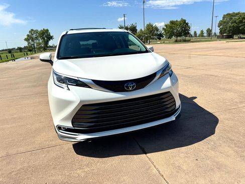 Used 2021 Toyota Sienna Limited image 36