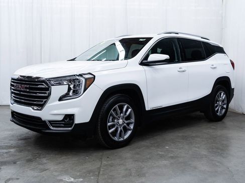 Used 2024 GMC Terrain SLT image 3