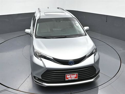 Used 2025 Toyota Sienna XLE FWD image 39