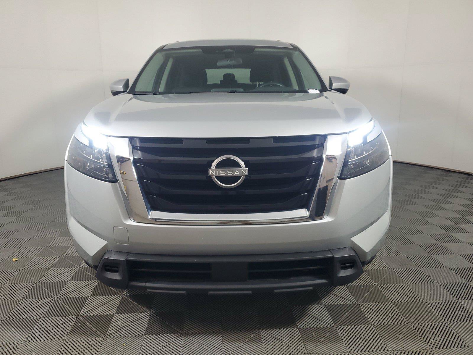 Used 2025 Nissan Pathfinder SV FWD image 2