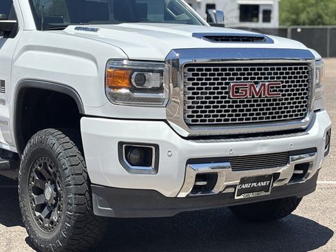 Used 2017 GMC Sierra 2500 Denali w/ Duramax Plus Package AWD/4WD image 13