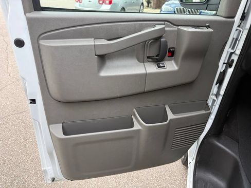 Used 2025 GMC Savana 3500 LT w/ LT Preferred Equipment Group RWD image 9