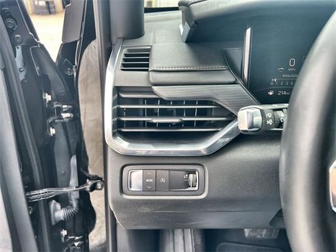 Used 2025 GMC Acadia Elevation image 17