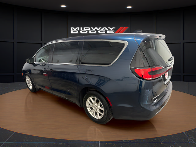 Used 2025 Chrysler Pacifica Select FWD image 3