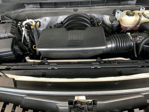 Used 2023 GMC Yukon SLT w/ SLT Premium Package image 9