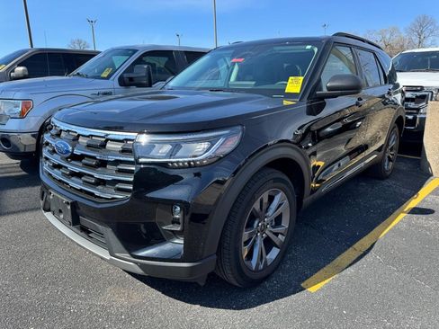 Used 2025 Ford Explorer Active w/ Active Comfort Package image 3