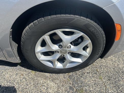 Used 2017 Chrysler Pacifica Touring-L w/ Tire & Wheel Group FWD image 24