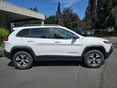 Used 2017 Jeep Cherokee Trailhawk w/ Comfort/Convenience Group AWD/4WD image 3