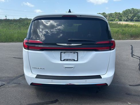Used 2024 Chrysler Pacifica Touring-L FWD image 4