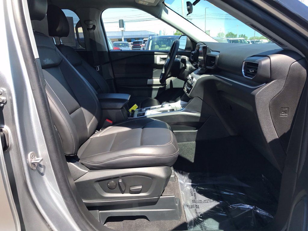 Used 2024 Ford Explorer XLT w/ Equipment Group 202A AWD/4WD image 18