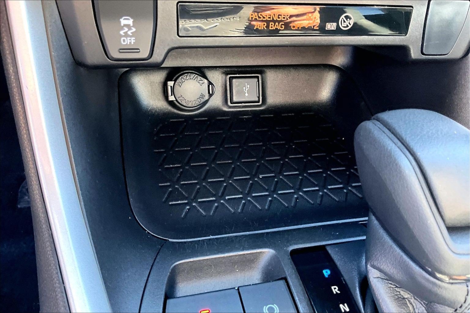 Used 2022 Toyota RAV4 LE w/ Carpet Mat Package (TMS) FWD image 32