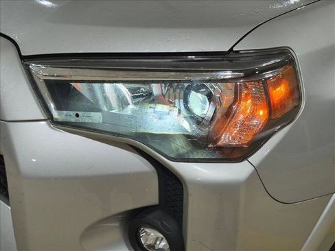 Used 2022 Toyota 4Runner SR5 Premium w/ Moonroof Package RWD image 7