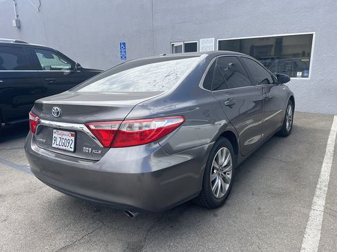 Used 2017 Toyota Camry XLE w/ Moonroof Package FWD image 4