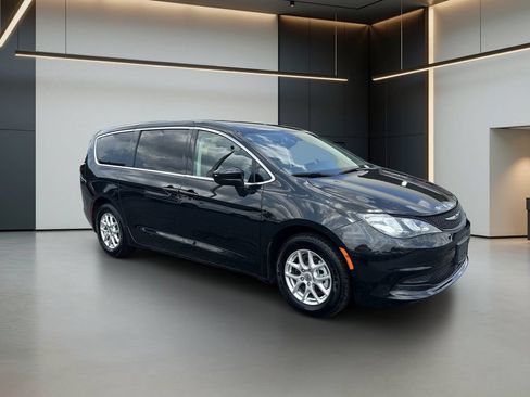 Used 2023 Chrysler Voyager LX FWD image 8