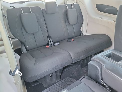Used 2017 Chrysler Pacifica Touring w/ Tire & Wheel Group FWD image 12