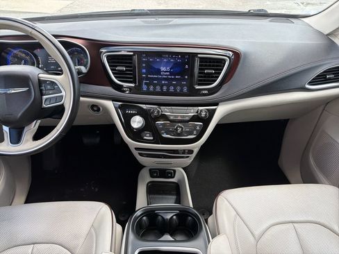 Used 2017 Chrysler Pacifica Limited w/ UConnect Theater Package FWD image 17