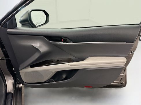 Used 2021 Toyota Camry LE image 33