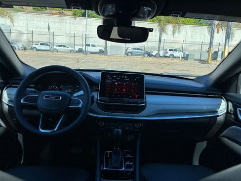 Used 2025 Jeep Compass Limited image 33