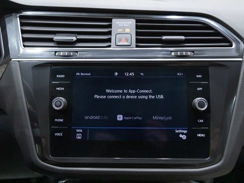 Used 2020 Volkswagen Tiguan SEL AWD/4WD image 25