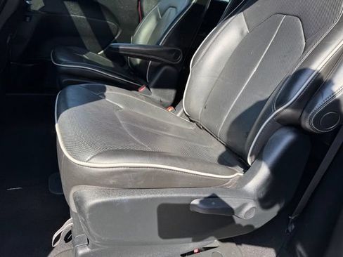 Used 2020 Chrysler Pacifica Limited w/ Advanced Safetytec Group FWD image 11