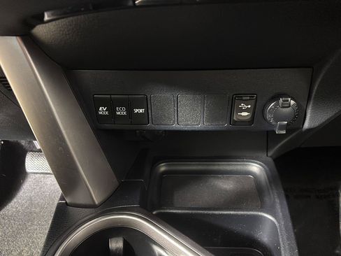 Used 2017 Toyota RAV4 XLE AWD/4WD image 32
