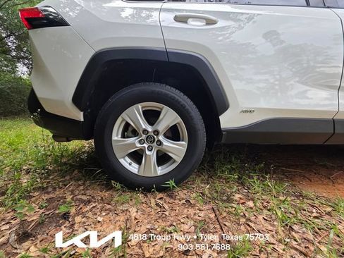 Used 2020 Toyota RAV4 LE AWD/4WD image 18