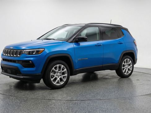 Used 2025 Jeep Compass Limited image 3