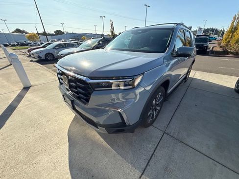 Used 2023 Honda Pilot Touring image 1