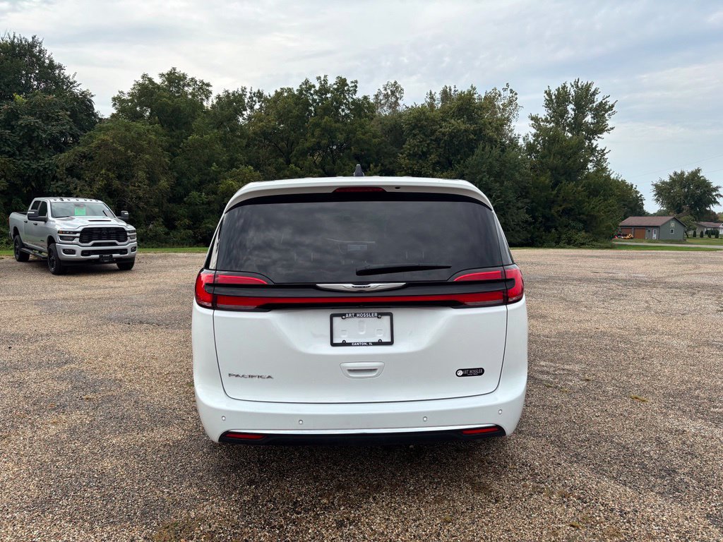 Used 2025 Chrysler Pacifica Select FWD image 4