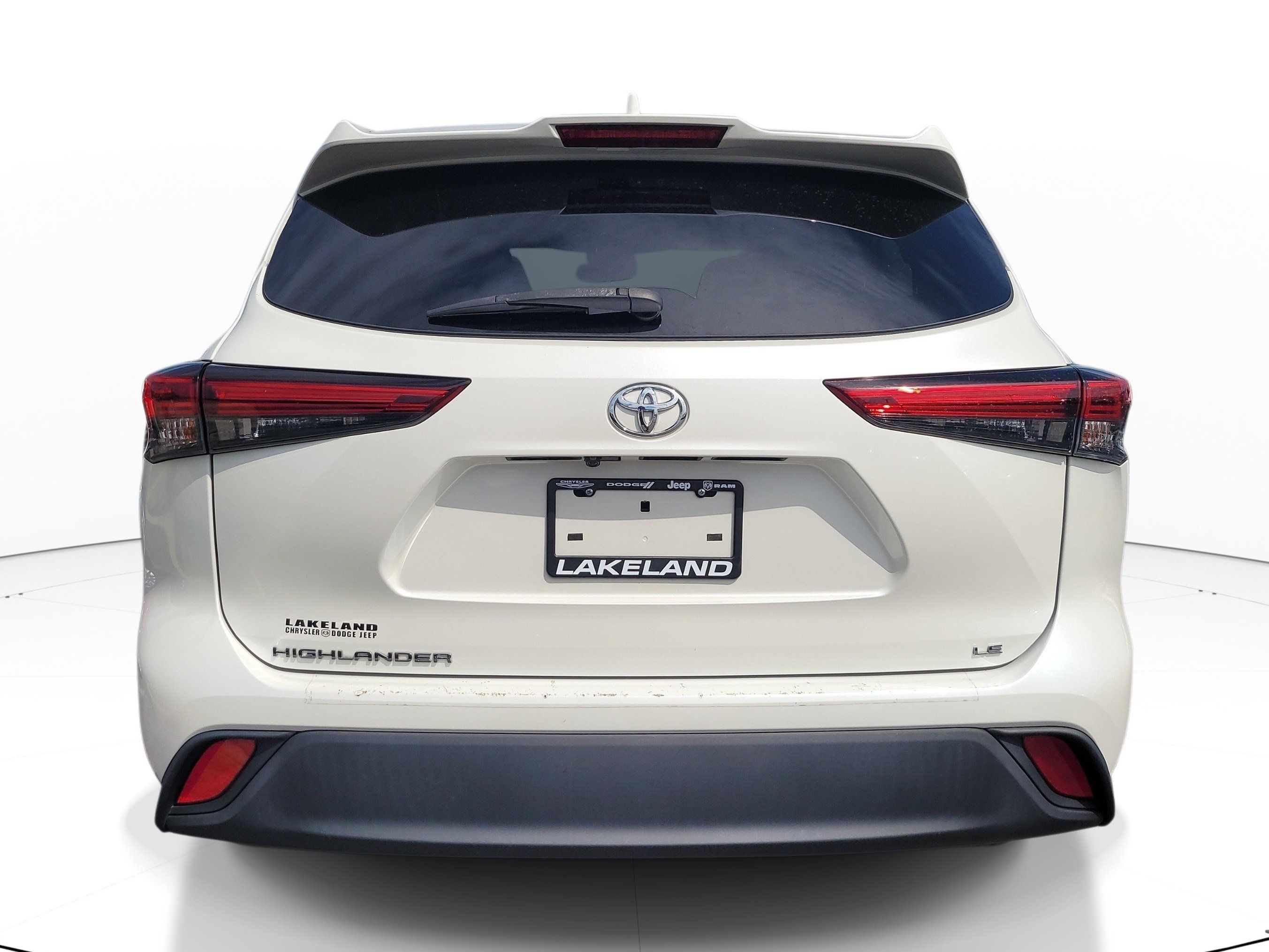 Used 2021 Toyota Highlander LE FWD image 5