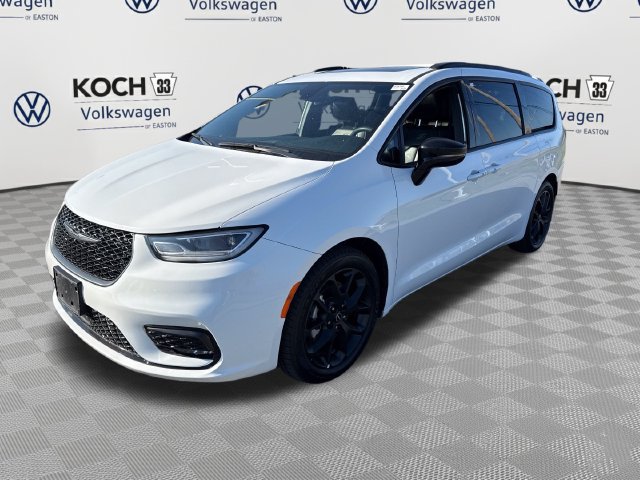Used 2025 Chrysler Pacifica Limited FWD image 3
