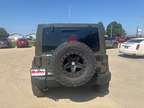 Used 2015 Jeep Wrangler Unlimited Rubicon w/ Connectivity Group AWD/4WD image 4