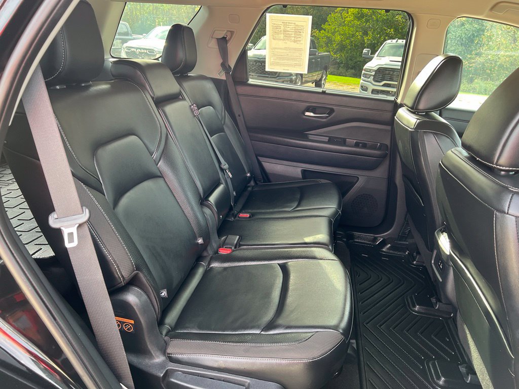 Used 2023 Nissan Pathfinder SL AWD/4WD image 19