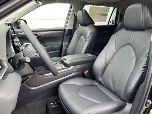 New 2026 Toyota Highlander Limited image 11