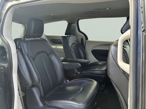 Used 2023 Chrysler Pacifica Touring-L FWD image 12