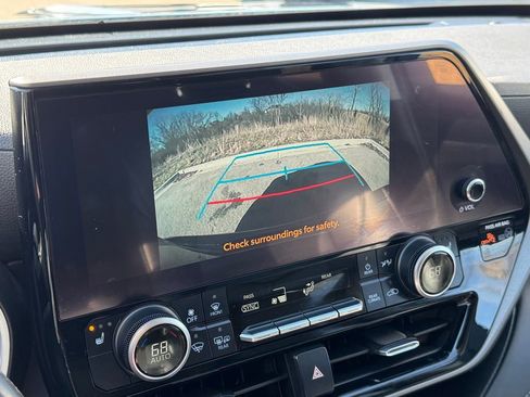 Used 2023 Toyota Highlander XLE image 11