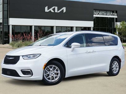 Used 2022 Chrysler Pacifica Touring-L w/ Uconnect Theater Family Group