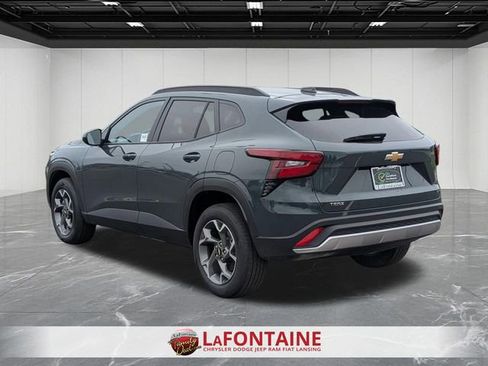 Used 2025 Chevrolet Trax LT w/ LT Convenience Package FWD image 3