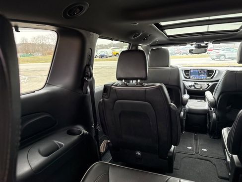 Used 2025 Chrysler Pacifica Limited image 29